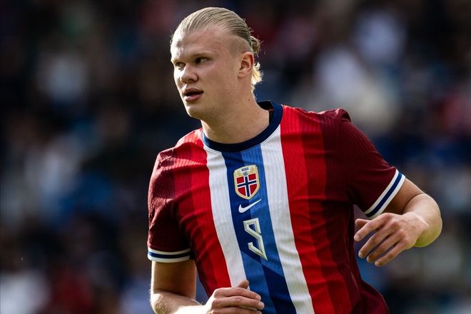 男子用手套自制钓鱼手势浮漂，看到“OK”就表示鱼已咬钩浮漂